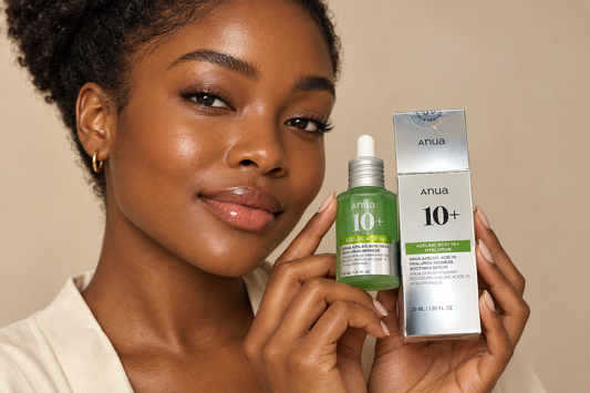 Model met Anua Hyaluronic Acid Face Serum voor intensieve gezichtsverzorging