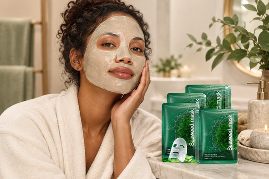 Vrouw met hydraterend gezichtsmasker van Far-A-We met zeewier en aloë op haar gezicht voor hydratatie en verzorging